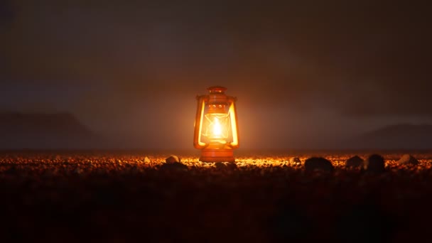 Antigua Lámpara Época Situada Medio Desierto Rodeado Pequeños Guijarros Luz — Vídeos de Stock