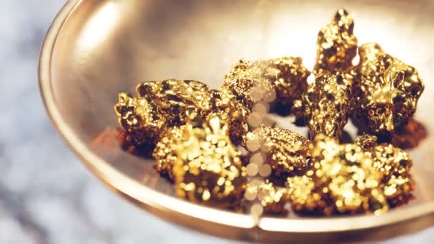 Zamknij Naczynie Biżuterią Złotymi Bryłkami Ważenie Rud Złota Starym Naczyniu — Wideo stockowe