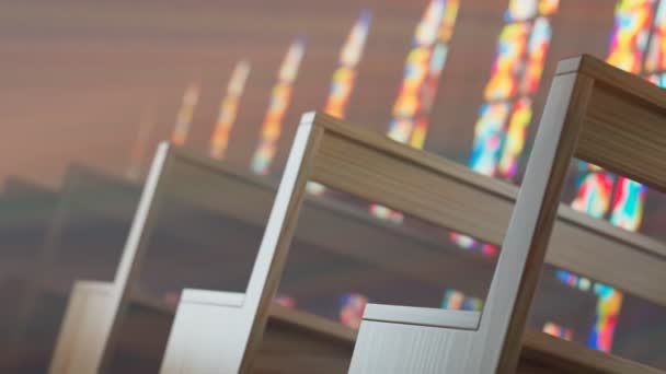 Eindeloze Rijen Houten Kerkbanken Verlicht Door Zon Door Een Glas — Stockvideo