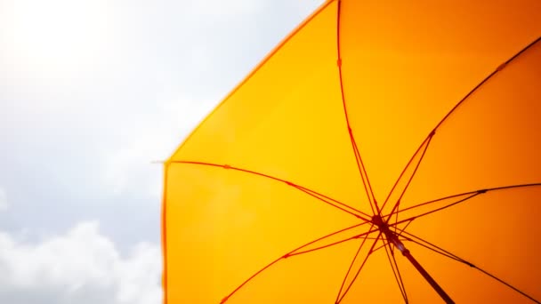 Kleurrijke Gele Paraplu Die Langzaam Ronddraait Een Zonnige Dag Vakantie — Stockvideo