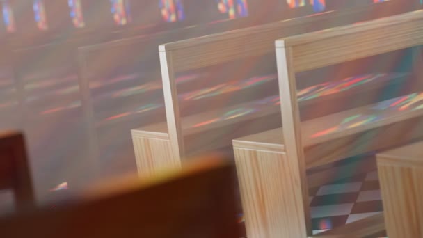 Fileiras Infinitas Bancos Igreja Madeira Iluminados Pelo Sol Através Uma — Vídeo de Stock