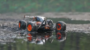 Kirli, turuncu RC-Car ıslak bir orman yolunda çamura saplandı. Yeşil, yemyeşil ağaçlar ve çamurla kaplı araba büyük bir yağmur suyu birikintisine yansıyor. Yarışı kaybettik. Son durak. Kamera perdesi.
