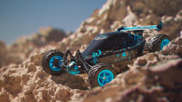 Дистанційно Керований Чорно Синій Автомобіль Стоїть Скелях Протягом Сонячного Дня — стокове відео