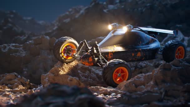 在晴朗的夜晚 遥控的黑色和橙色的车停在岩石上 玩具周围漂亮而锋利的岩石 汽车前灯照亮了粒子 周围尘土飞扬 相机航向 — 图库视频影像