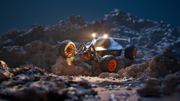 在晴朗的夜晚 遥控的黑色和橙色的车停在岩石上 玩具周围漂亮而锋利的岩石 汽车前灯照亮了粒子 相机轨道在 — 图库视频影像