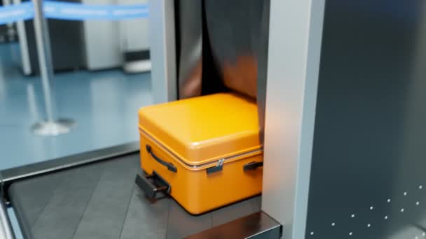 空港セキュリティコントロール 荷物スキャン 危険物検出 スキャナーは スーツケースやバッグ内のオブジェクトの種類と厚さを検出するためにX線を送信します 避けるテロ イエロー サイドビュー — ストック動画