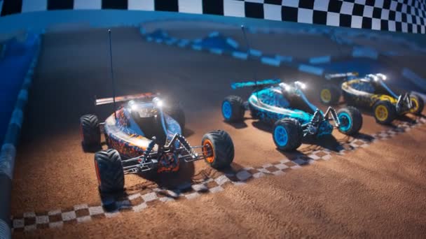 Drei Autos Stehen Der Startlinie Eines Spielzeugrennens Ferngesteuerte Buggys Bereit — Stockvideo