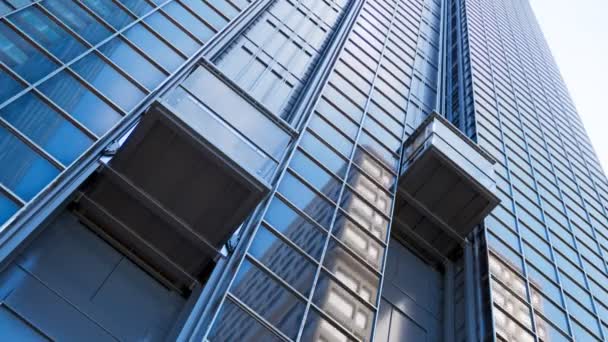 Fasádě Mrakodrapu Zvedají Tři Kabiny Venkovního Výtahu Další Budovy Centru — Stock video