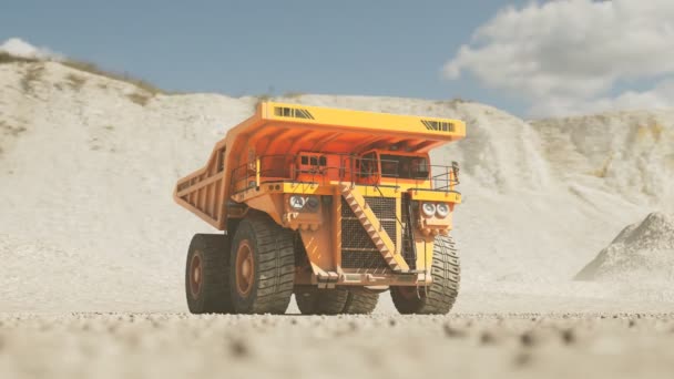 Amarelo Caminhão Grande Despejo Meio Vasto Local Escavação Máquinas Gigantes — Vídeo de Stock