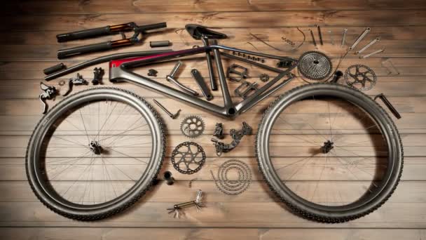 分开的自行车元素 部件扩散 自行车车间 修好了骑自行车 木制桌子 聚光灯 顶视图相机 你自己来吧轮 — 图库视频影像