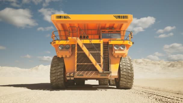 Camião Amarelo Conduzir Meio Uma Vasta Escavação Máquinas Gigantes Industriais — Vídeo de Stock