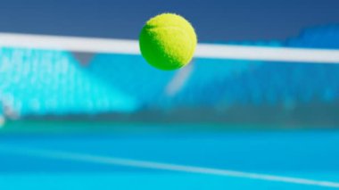 Tenis topunun sahanın dışına vuruşunun yavaş çekim animasyonu. Top oyun oynarken dışarı çıktı. Tenis topu çizginin dışına düşer, kenar çizgisine değmez. Puan kaybı