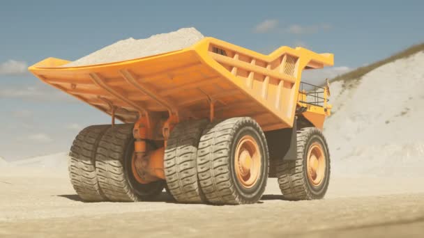 Camión Volquete Amarillo Conduciendo Través Del Medio Una Vasta Excavación — Vídeo de stock