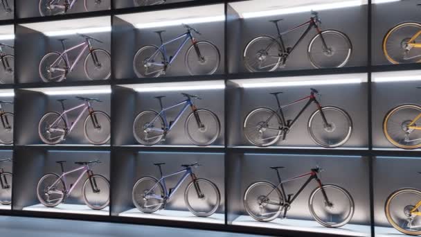 Cámara Moviéndose Largo Pared Exposición Pared Bicicleta Tienda Lujo Infinita — Vídeos de Stock