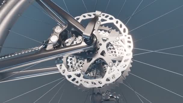 后轮机构关闭 摄像机在轮毂下移动 显示盒式磁带和齿轮在不同的角度 工作室照明 详细的自行车组件 骑自行车 自行车 德拉勒 Mtb — 图库视频影像