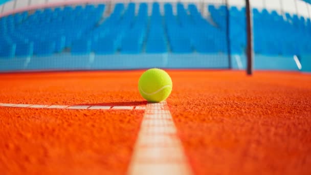 摄像机正朝白线上的网球飞去 有网状背景的橙色庭院 网球体育场 健康和积极的生活方式 在比赛进行到一半的时候 — 图库视频影像