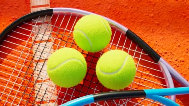 网球拍和球落在橙色的球场上 网球设备准备好了 天气晴朗 健康而活跃的生活方式 在比赛中途 渲染4K高清 — 图库视频影像