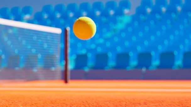 オレンジ色の裁判所で跳ねるテニスボールのアニメーション テニスラケットがボールを止める 明確で晴れた天気 Netとバックグラウンドに立っています 競争の真ん中に レンダー4K — ストック動画