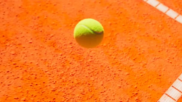 一个网球在橙色球场上弹跳的动画 摄像机跟着球 网球拍停止碰撞球 天气晴朗 天气晴朗在比赛中途 投出4K — 图库视频影像