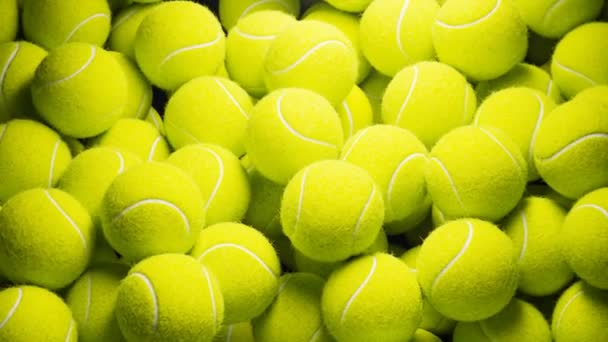 俯瞰着巨大的黄色网球 无缝圈动画 许多专业运动球设置在黑色背景上 健身器材 渲染4K — 图库视频影像