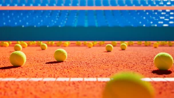 黄色网球的无休止的循环动画散落在橙色的球场上 无限数量的运动球 比赛中途天气晴朗 阳光明媚 渲染4K — 图库视频影像