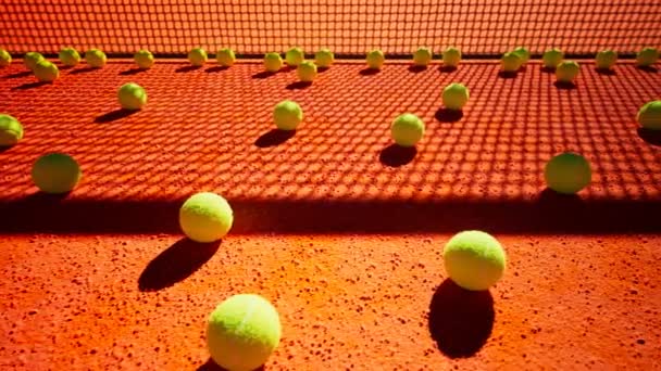 Macchina Fotografica Movimento Lungo Rete Tennis Palle Gialle Sparse Sul — Video Stock