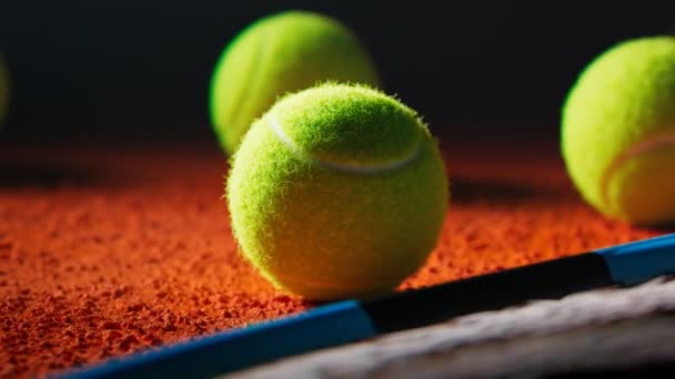 Macchina Fotografica Che Ruota Intorno Una Palla Tennis Gialla Che — Video Stock