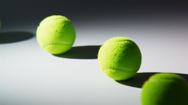 无缝线的循环动画源源不断地供应网球 租用网球 介绍和销售专业的体育配件 网球运动器材 产品销售 — 图库视频影像