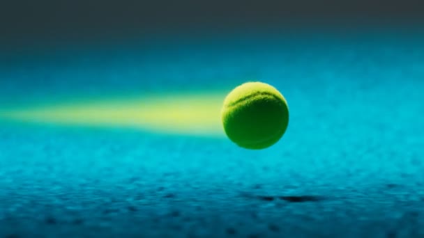 一个永无休止的网球飞行的动画 球在强大的恒定飞行就在地面之上 旋转的球像子弹一样快速运动 打网球的专业运动附件 — 图库视频影像