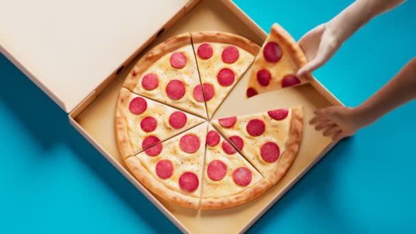 Veduta Aerea Una Scatola Pizza Aperta Durante Ora Pranzo Mani — Video Stock
