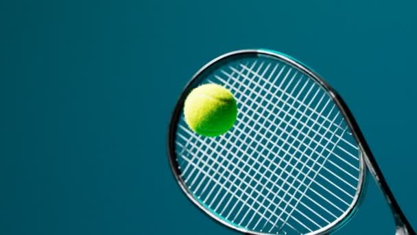 Tenis Raketinin Topa Vuruşunun Yavaş Çekim Animasyonu Bir Oyuncu Maç — Stok video