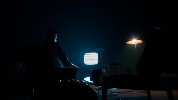 Товстий Хлопець Сидить Темній Кімнаті Дивлячись Телевізор Оточений Тонами Фаст — стокове відео