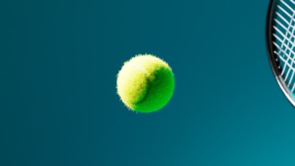 网球球拍击打球的慢动作动画 一个人在比赛中击中一个球 摄像机聚焦在比赛球和空气中升起的粒子上 游戏进行到一半 — 图库视频影像