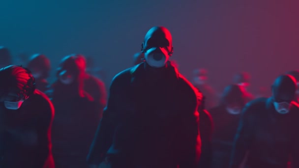 Animacja Grupy Osób Noszących Maski Ffp3 Spacerujących Ciemnym Tle Oświetlonym — Wideo stockowe