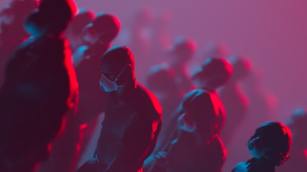 Ffp3マスクを着用している人々のグループのアニメーションは 赤い光で照らされた暗い背景を歩いています 男性はゆっくりと落ち込んで悲しみ 群衆を辞任しました 圧倒的な雰囲気 — ストック動画