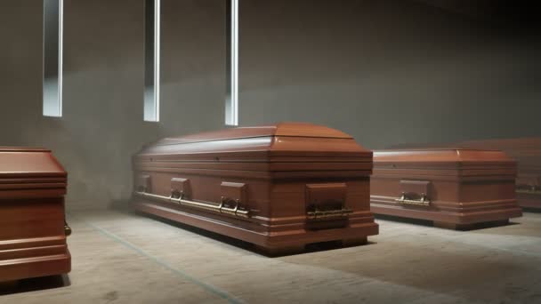 葬儀の前に石の床に立っている装飾的な金のハンドルが付いている固体木製の棺のアニメーション 感染症による死亡 コヴィド19の犠牲者のための埋葬 Hdについて — ストック動画