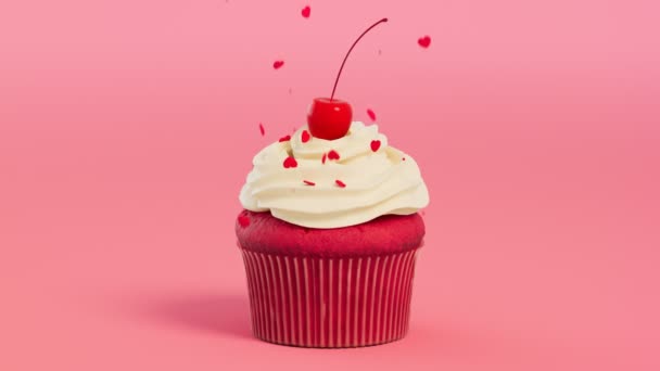 その上に甘いクリームとチェリーで美味しいカップケーキのアニメーション ハート型のスパイクで飾られたバレンタイン ピンクのバックグラウンドにカスタード付きの自家製マフィン スイートデザート — ストック動画