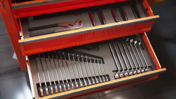 车间的工具柜 橙色金属柜中的铁锤 螺丝刀 扳手和六角键 机械维修 完美的工具箱 — 图库视频影像