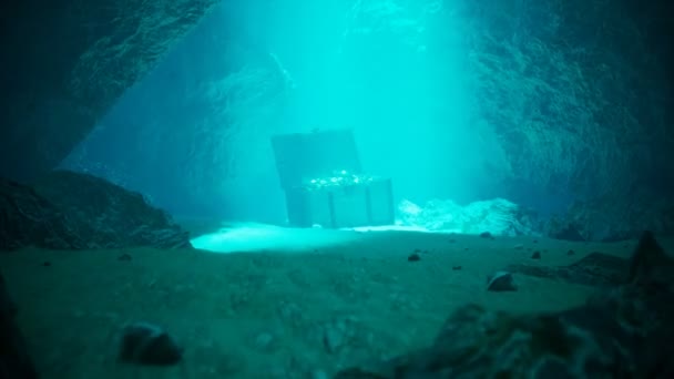 一个神秘的海底洞穴中的海底秘密宝藏一个开着的旧木箱装满了珠宝 硬币和黄金 阳光照射着它们 在蓝水里的海盗胸膛 — 图库视频影像