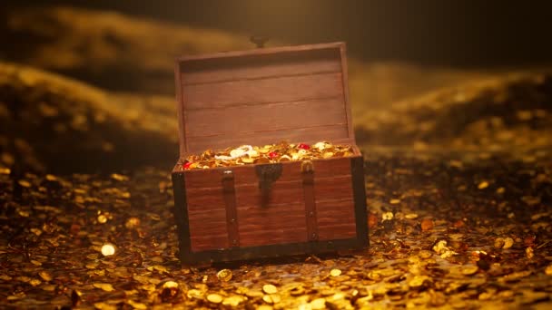 敞开的旧木箱装满了金币 闪闪发光的珠宝和钻石 一个装有贵重物品的木箱在一个装满黄金的保险库里 这个贵重的行李箱装满了黄金 寻宝财富 — 图库视频影像