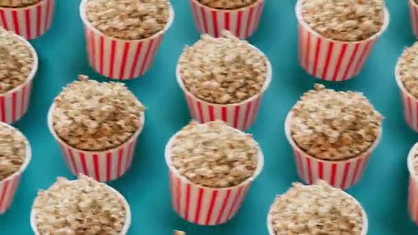 Płynna Animacja Pętli Skoki Wiadra Pełne Popcornu Pudełka Słonymi Przekąskami — Wideo stockowe
