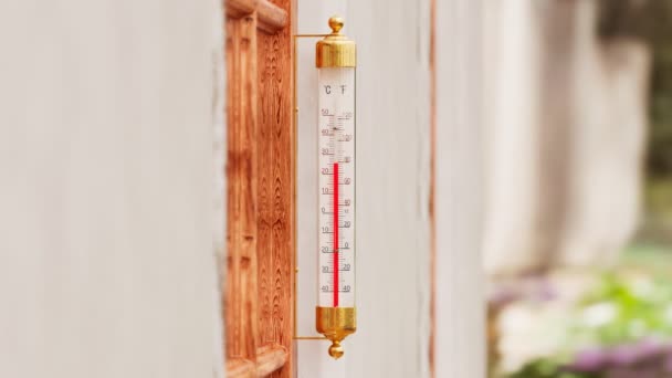 Termometr Zewnętrzny Ogrodzie Przymocowany Drewnianego Okna Kolumna Rtęciowa Pokazuje Temperaturę — Wideo stockowe