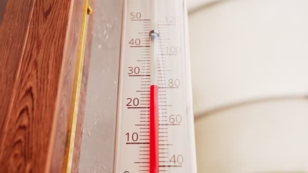 Bahçedeki Ahşap Pencereye Bağlı Termometre Cıva Sütunu Celcius Taki Sıcaklığı — Stok video