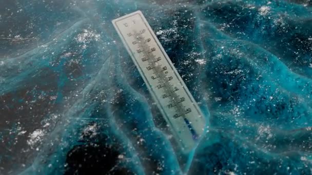Termometr Uwięziony Gęstym Lodzie Zimą Kolumna Rtęciowa Pokazuje Bardzo Niską — Wideo stockowe