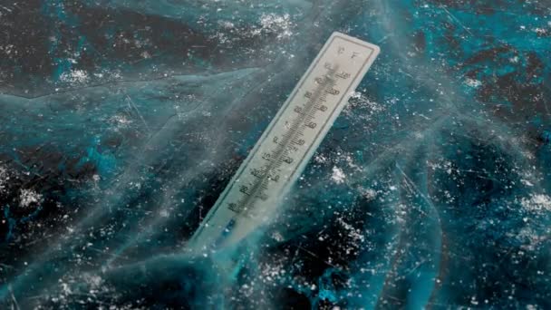 寒暑表在冬季被厚厚的冰封住了 水银柱显示极低温 冻僵了惠特尔尺寸 冬天的时候外面很冷 大雪季节 — 图库视频影像