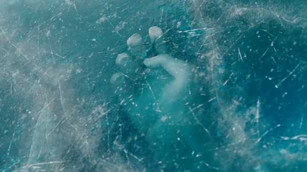 Человеческая Рука Толстым Льдом Мертвое Тело Застряло Водой Льдом Смерть — стоковое видео