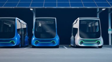 Elektrikli arabalar şarj istasyonu. Minibüsler bataryaları şarj etmek için otoparkta durdu. Çevre dostu araba kavramı. Elektrikli arabalar elektriğe takılıyor. Elektrohareketlilik.
