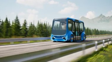 Çevresindeki bir dağda otonom bir elektrikli akıllı otobüs yola çıkıyor. Model minibüs. Elektrikli araba şarj istasyonuna gidiyor. Çevre dostu araba kavramı. Yeşil yakıt. Elektrohareketlilik