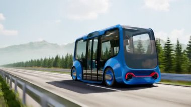 Çevresindeki bir dağda otonom bir elektrikli akıllı otobüs yola çıkıyor. Model minibüs. Elektrikli araba şarj istasyonuna gidiyor. Çevre dostu araba kavramı. Yeşil yakıt. Elektrohareketlilik