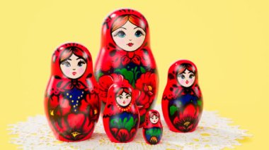 El yapımı güzel matryoshka bebekleri. Küçülen sevimli geleneksel tahta Rus oyuncakları seti. Babuşka beyaz bir altlığa yerleştirilmiş. Renkli süslemelerle boyanmış sanat eseri. Halk el sanatları.